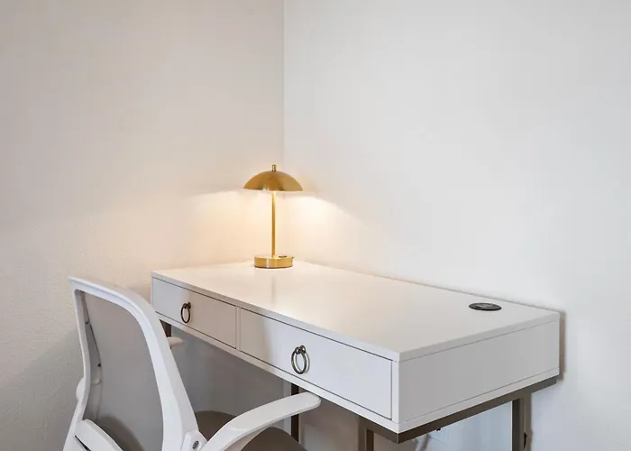 Apartment Ultimate Getaway 2br, Arcade, Free Parking And Pool *